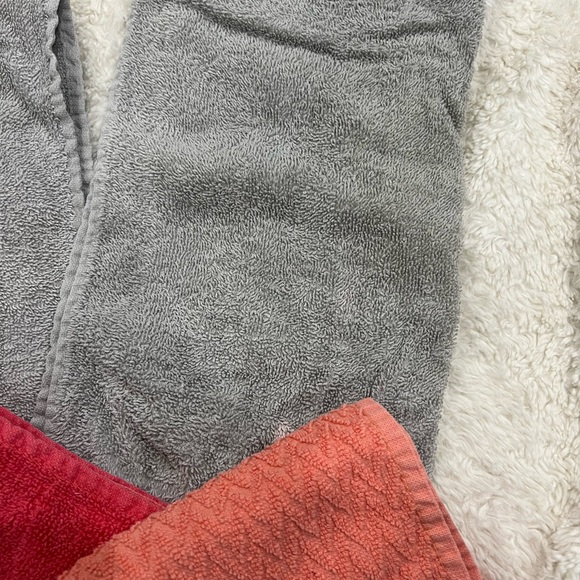 Bundle of towels and washcloths - Picture 3 of 5